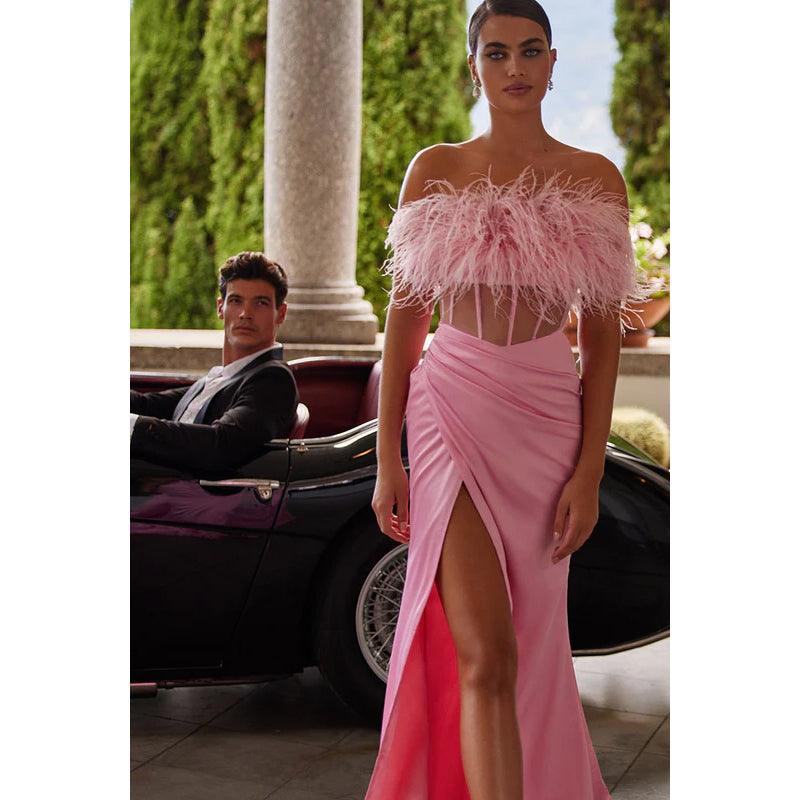 Vestido largo de fiesta formal con fruncido, sin tirantes y plumas