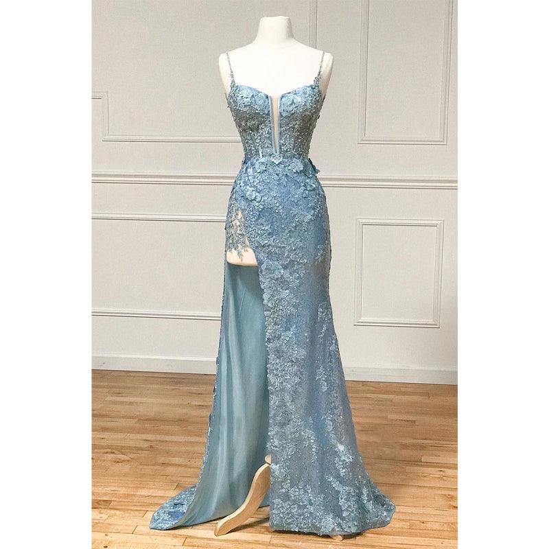 Langes Ballkleid mit Spaghettiträgern, Pailletten-Applikationen und Schlitz