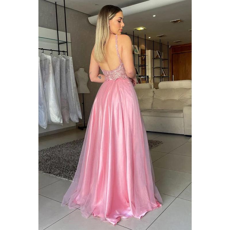 Langes formelles Abendkleid mit Spaghettiträgern und Spitzenapplikationen 