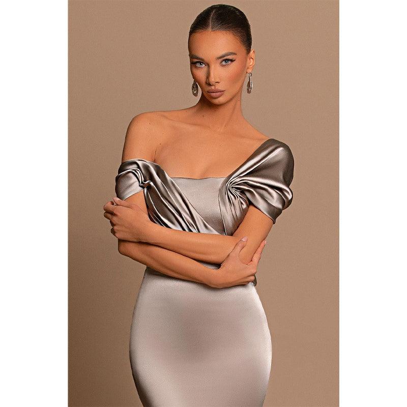 Vestido de noche formal de sirena plisado con hombros descubiertos único