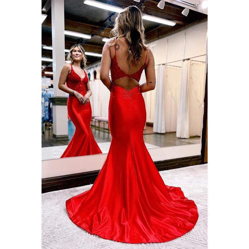 Vestido de fiesta largo estilo sirena con escote en V pronunciado y cuentas