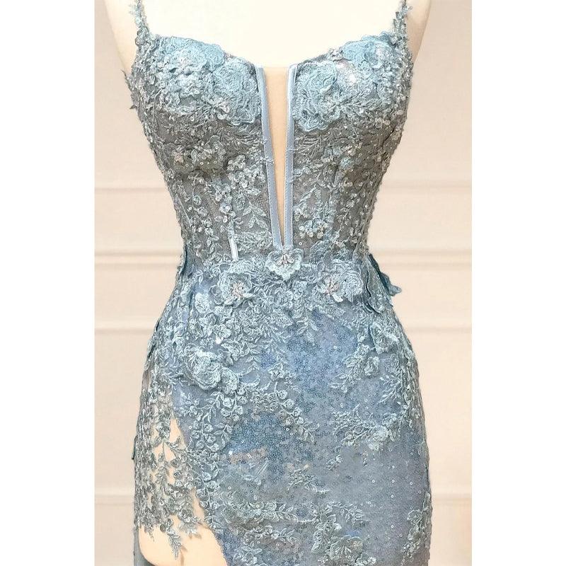 Langes Ballkleid mit Spaghettiträgern, Pailletten-Applikationen und Schlitz