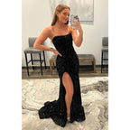 Trägerloses, hochgeschlitztes, langes Ballkleid mit Pailletten