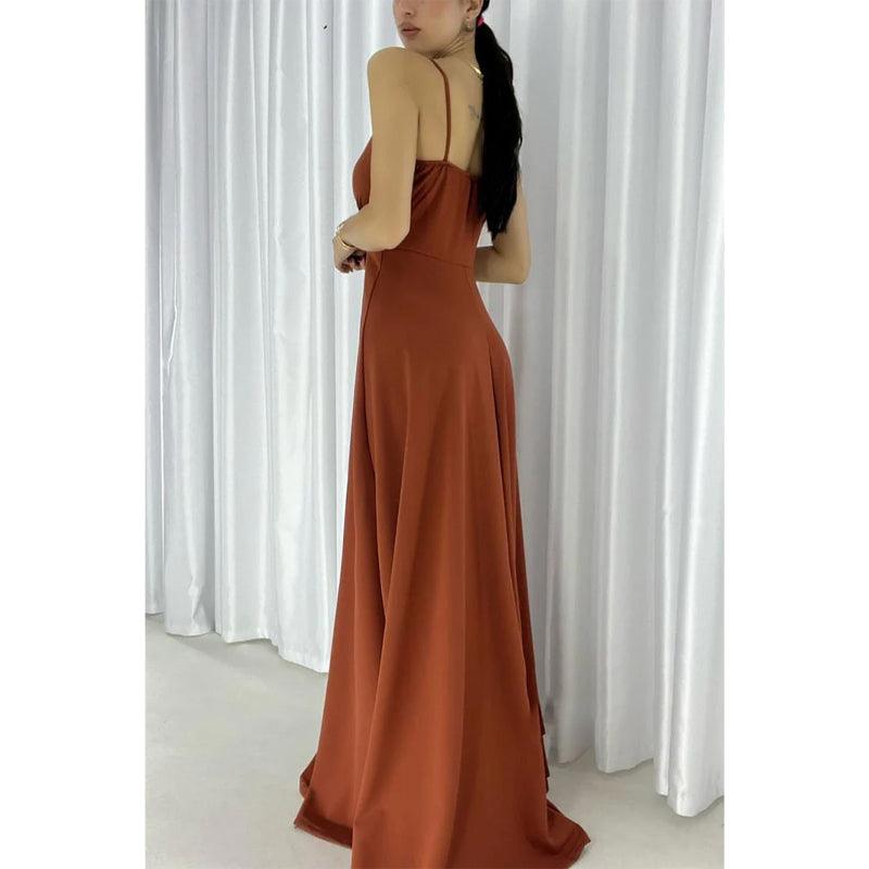 Vestido de fiesta largo sencillo con escote en V, tirantes y abertura en la espalda. 