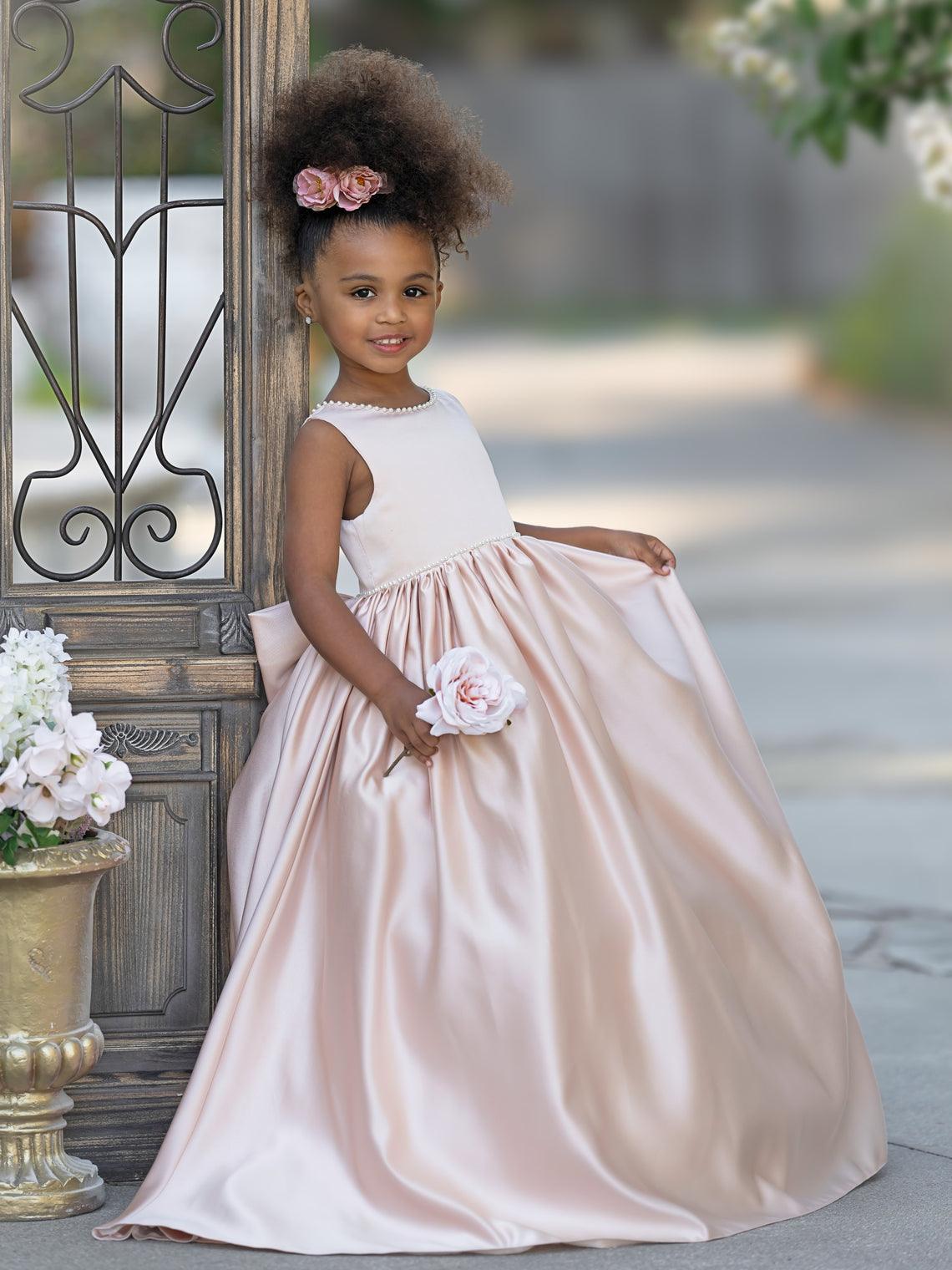 Vestido rosa sin mangas de satén con escote de cuentas y detalle de lazo 