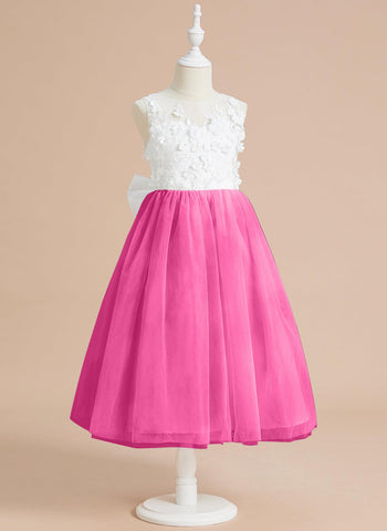 Wadenlanges Kleid aus floraler Spitze mit großer Schleife 