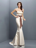 Vestidos de dama de honor largos de satén sin mangas con faja/cinta/cinturón y corte trompeta/sirena