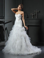 Vestidos de novia largos de organza sin mangas con volantes y escote corazón de corte trompeta/sirena