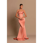 Vestido largo de noche formal con tirantes finos y corte sirena