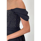 Schlichtes, schulterfreies Ballkleid mit Flügelärmeln, Schlitz und Strasssteinen
