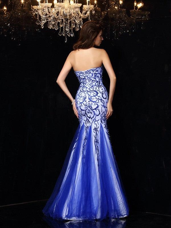 Vestidos largos de red sin mangas con escote en forma de corazón y pedrería