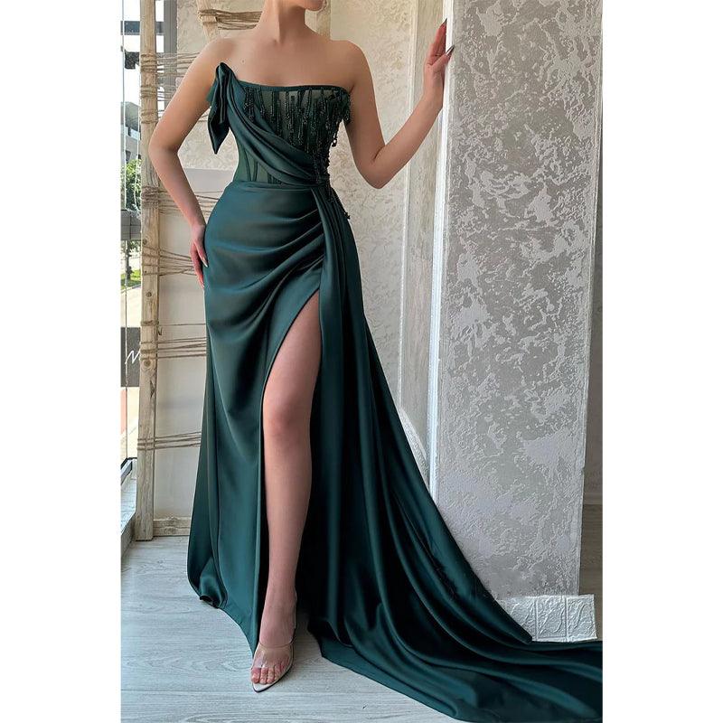 Vestido de fiesta largo de satén con pliegues ilusión verde, sin tirantes, con cuentas y cola larga 