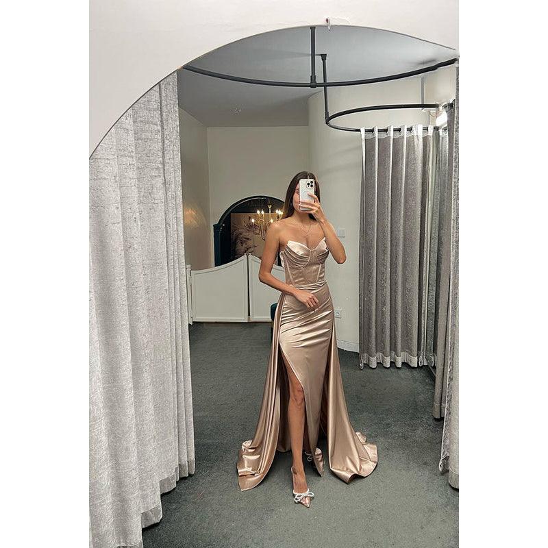 Vestido formal de noche de graduación sin mangas con escote corazón, satén plisado y corte tubo/columna