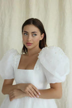Vestido de novia corte A, escote cuadrado, corto, mangas abullonadas con perlas