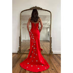 Vestido de fiesta largo rojo con abertura lateral, sin tirantes y cuentas