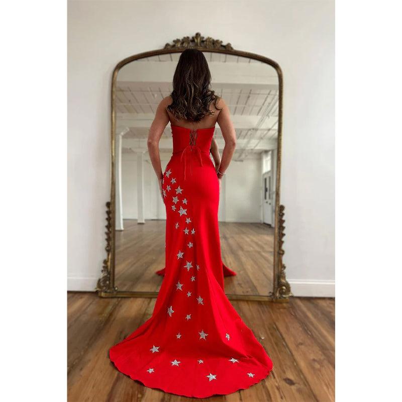 Vestido de fiesta largo rojo con abertura lateral, sin tirantes y cuentas