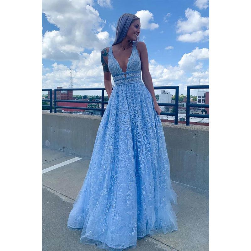 Vestido de fiesta largo de encaje azul cielo con escote en V profundo y corte A 