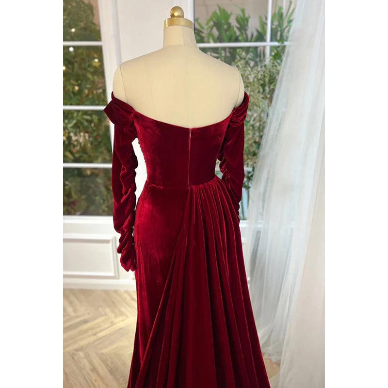 Elegante vestido de fiesta rojo con hombros descubiertos, mangas largas, fruncido y abertura con flores