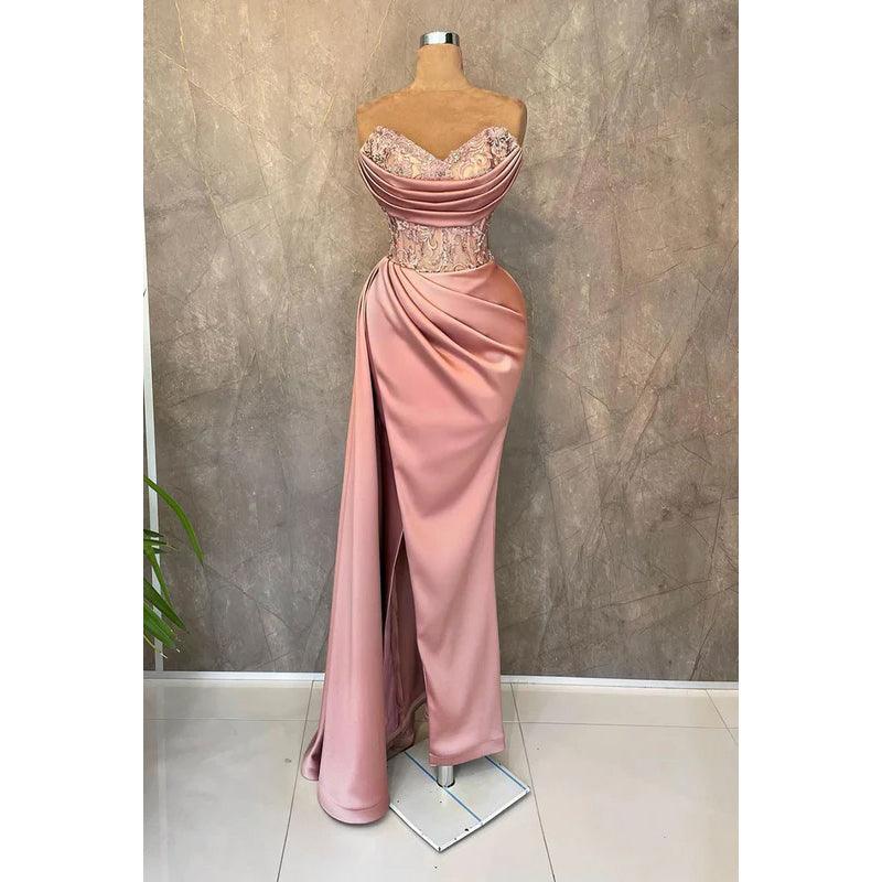 Elegante y lujoso vestido de fiesta con escote en V, sin mangas, fruncido, bordado floral y abertura.