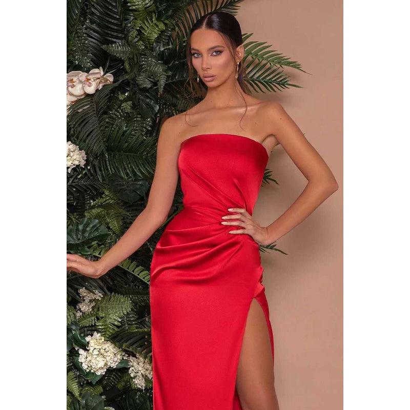 Vestido largo de noche formal de satén fruncido sin tirantes y con abertura
