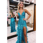 Vestido de fiesta brillante con escote en V pronunciado, lentejuelas, apliques y plumas con abertura