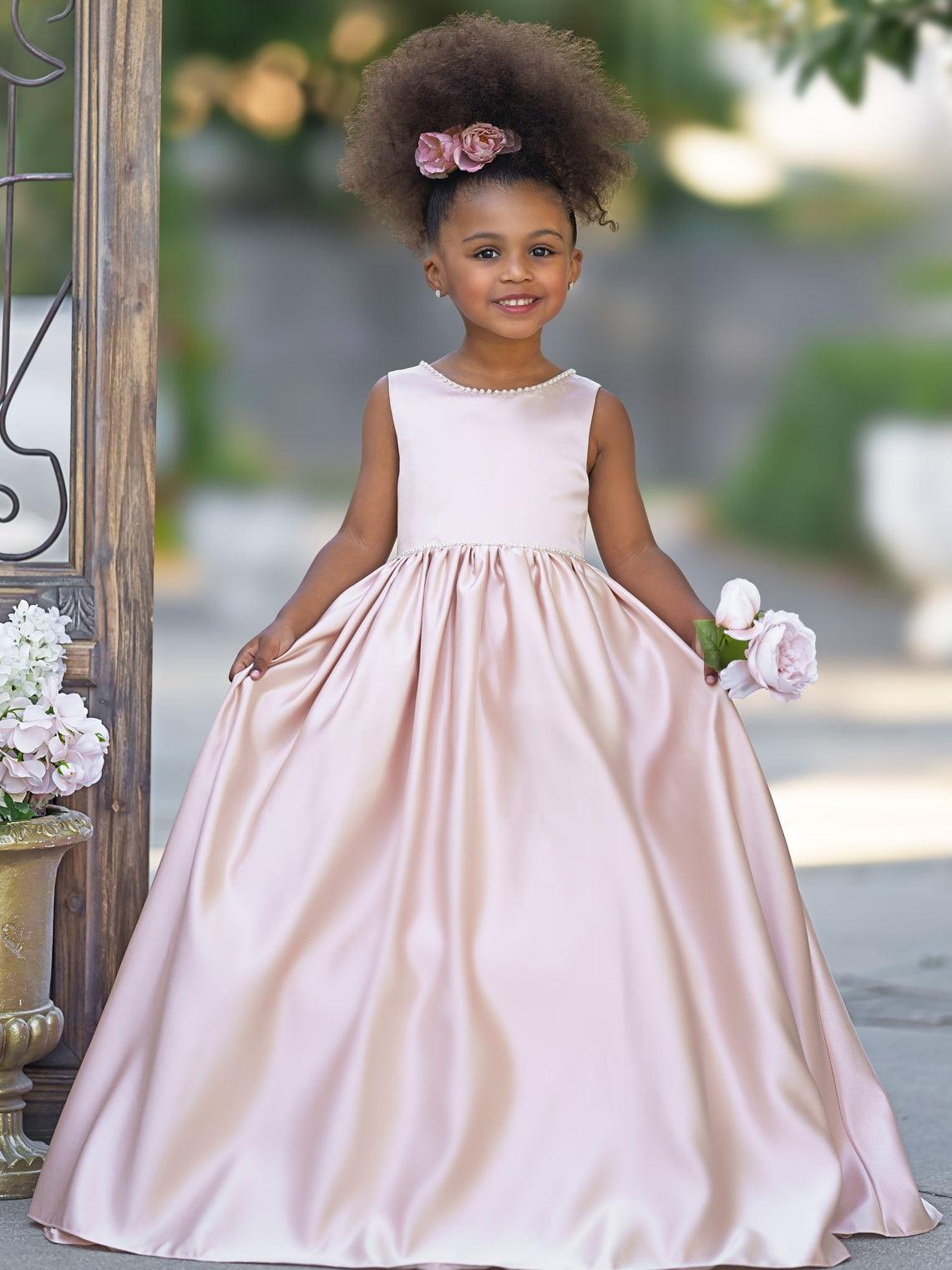 Vestido rosa sin mangas de satén con escote de cuentas y detalle de lazo 