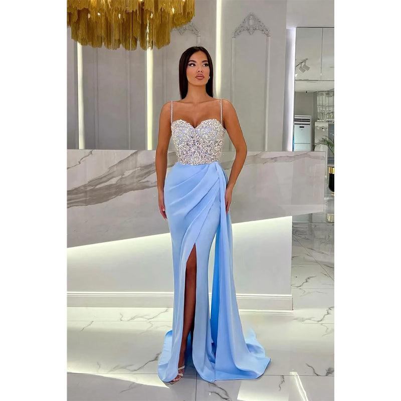 Vestido de noche largo con escote en forma de corazón, tirantes y cuentas