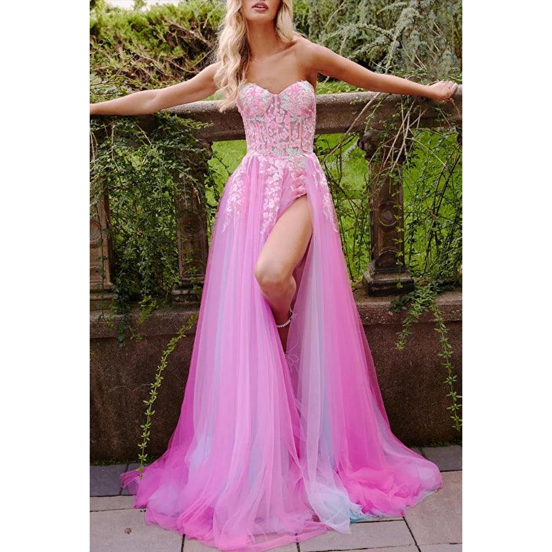 Vestido de noche largo de tul fruncido con apliques florales y escote corazón sin tirantes