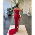 Vestido de fiesta largo con pliegues y abertura alta sin tirantes 