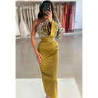 Vestido de fiesta de lentejuelas con un solo hombro, mangas largas y color verde 