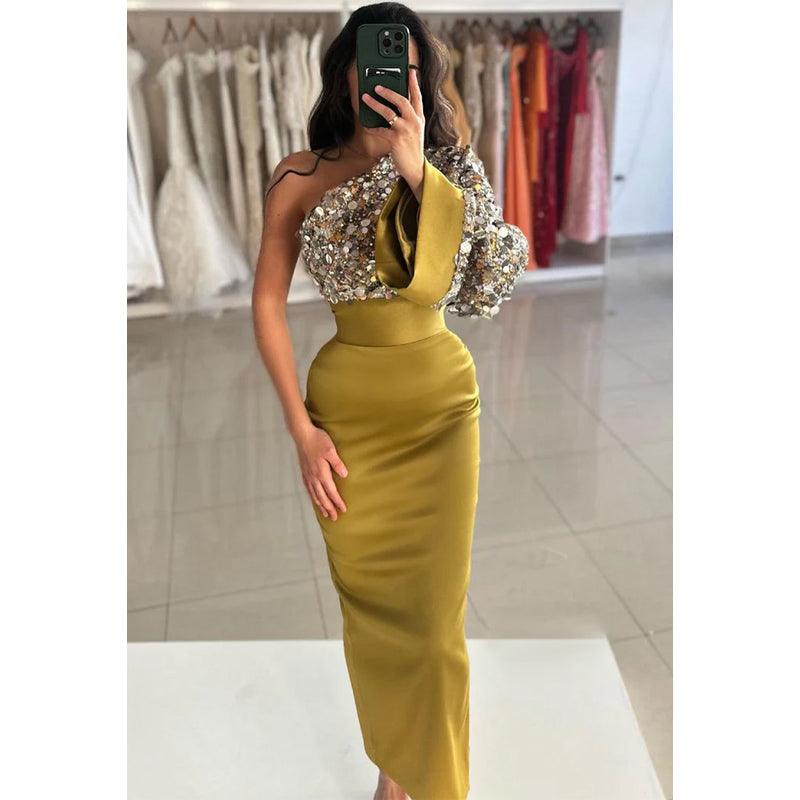 Vestido de fiesta de lentejuelas con un solo hombro, mangas largas y color verde 