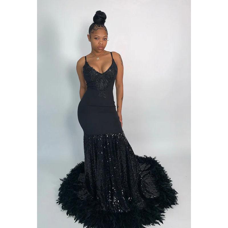 Vestido de noche largo de sirena de satén con escote en V, apliques de lentejuelas y plumas
