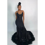 Vestido de noche largo de sirena de satén con escote en V, apliques de lentejuelas y plumas