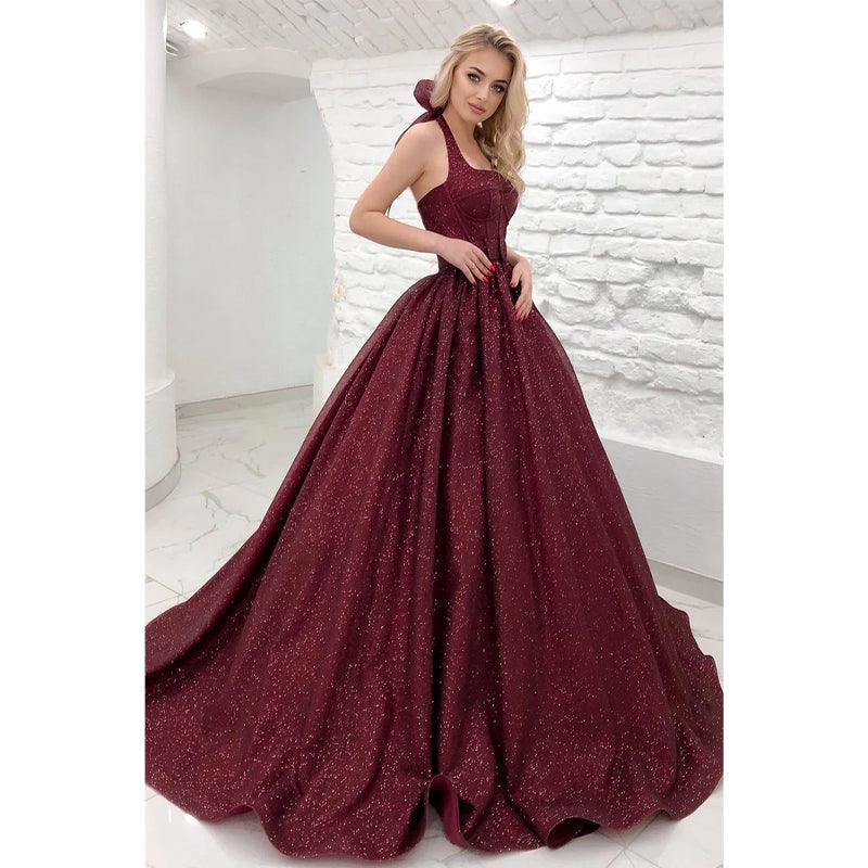 Vestido de fiesta largo burdeos con cuello halter y purpurina 