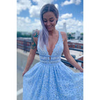 Vestido de fiesta largo de encaje azul cielo con escote en V profundo y corte A 