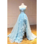 Vestido de fiesta largo de tul azul cielo sin tirantes con apliques 3D, corte A y abertura 