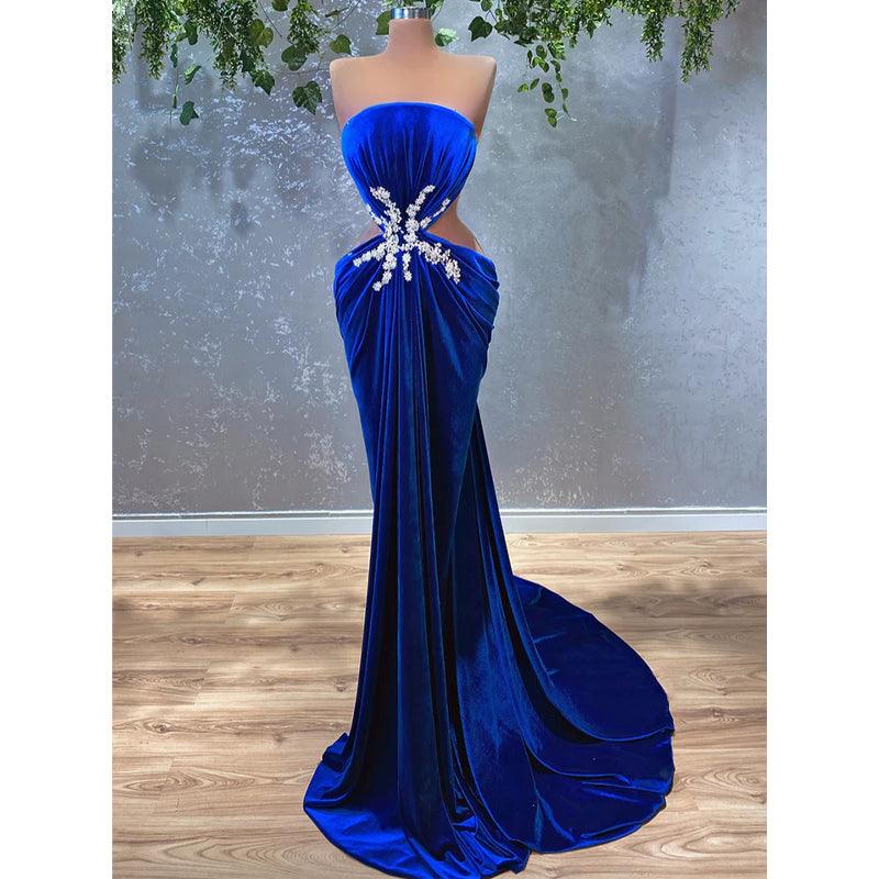 Vestido de fiesta largo azul real sin tirantes, de terciopelo con cuentas y abertura. 