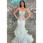 Vestido de fiesta largo de sirena con tirantes finos, apliques de encaje y transparencias