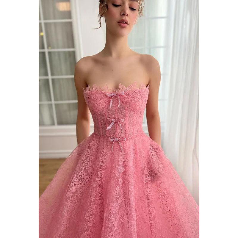 Glamouröses und dramatisches schulterfreies, ärmelloses A-Linien-Ballkleid mit Allover-Applikation