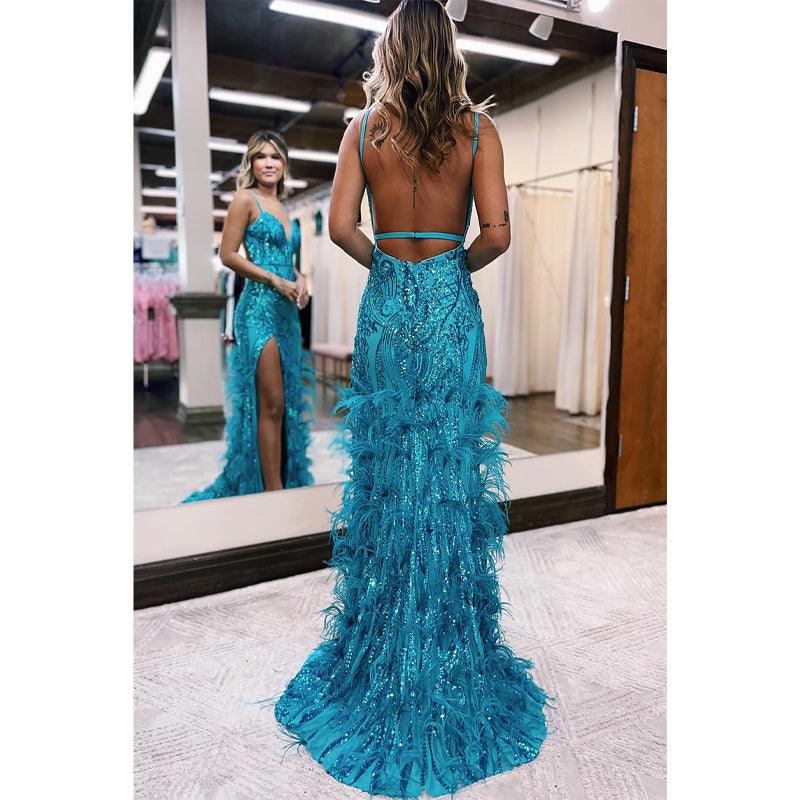 Vestido de fiesta brillante con escote en V pronunciado, lentejuelas, apliques y plumas con abertura