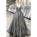 Vestido de fiesta largo de encaje gris con escote en V pronunciado 