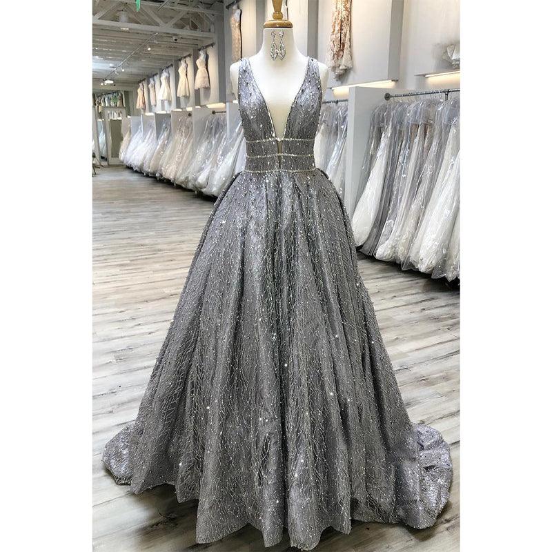 Vestido de fiesta largo de encaje gris con escote en V pronunciado 