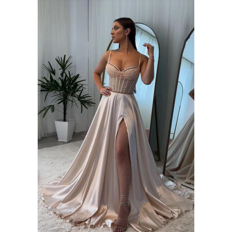 Wunderschönes und bezauberndes A-Linien-Ballkleid mit Spaghettiträgern und Schlitz