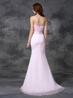 Vestidos de dama de honor largos de satén y gasa, sin mangas, con escote corazón y cuentas, corte trompeta/sirena