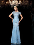 Vestidos largos de encaje con mangas cortas y apliques de cuello transparente y corte tubo/columna