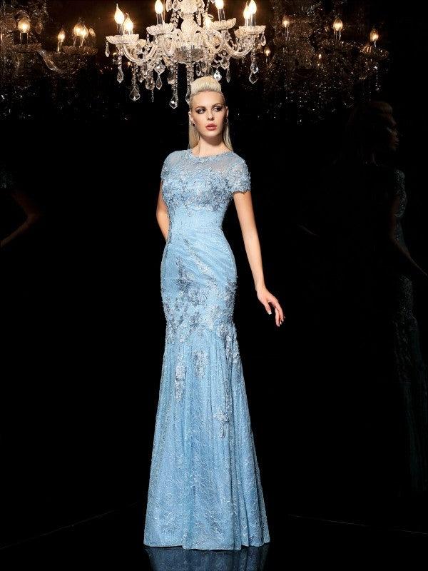 Vestidos largos de encaje con mangas cortas y apliques de cuello transparente y corte tubo/columna