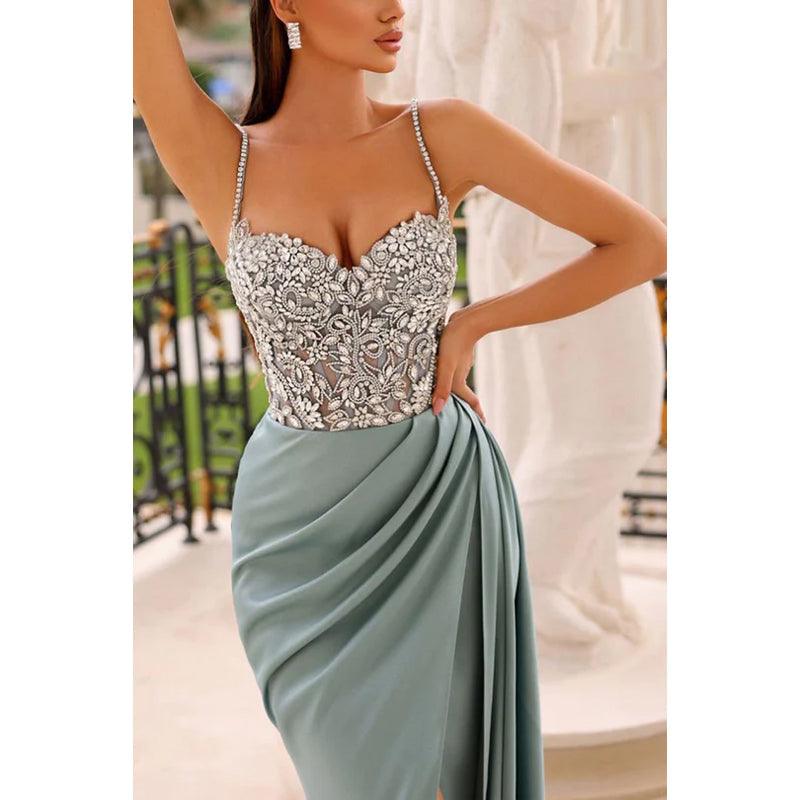 Abendkleid aus Satin mit Spaghettiträgern, Perlen und Rüschen