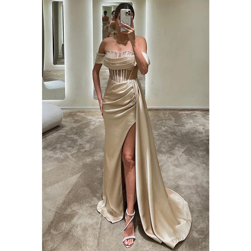 Vestido de fiesta largo con pliegues de ilusión, hombros descubiertos y satén sexy y caliente con abertura 