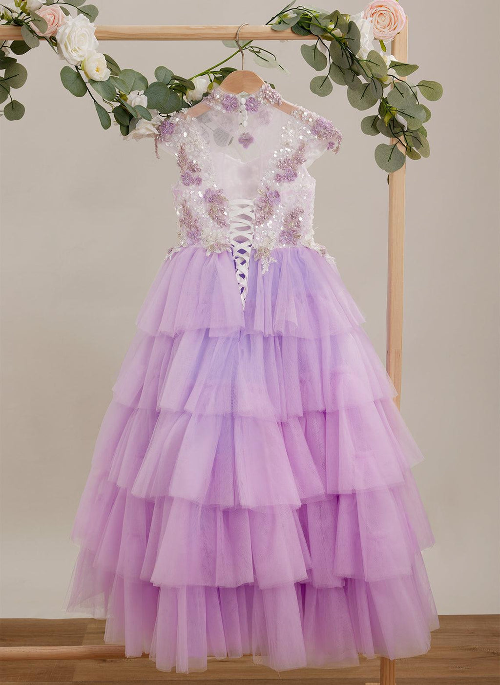 Lila Prinzessinnen-Ballkleid aus Tüll mit Blumenapplikationen und Perlen für Mädchen 
