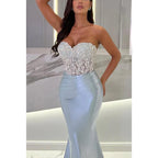 Vestido de noche largo estilo sirena de satén con apliques de cuentas y sin tirantes